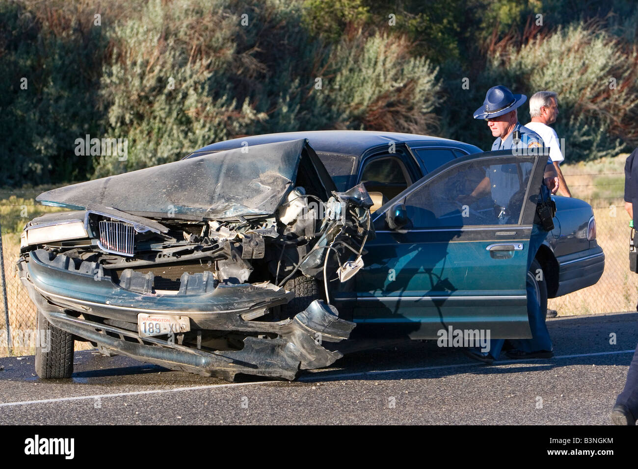 Funzionario di polizia sulla scena di un incidente di automobile a Kennewick Washington Foto Stock