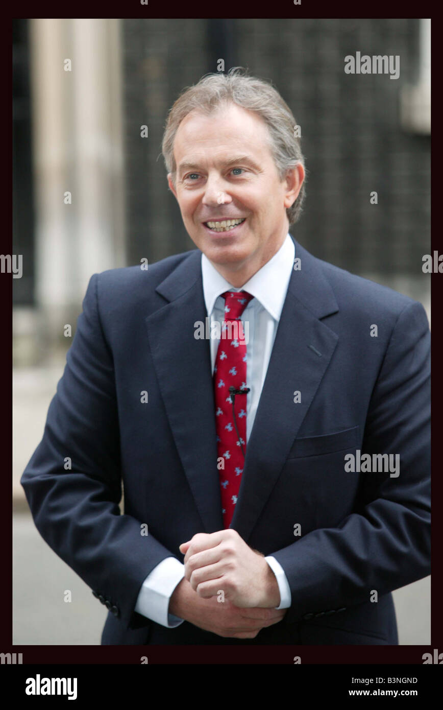 Il primo ministro Tony Blair arriva a Downing Street oggi dopo la riunione con la regina a Buckingham palace Aprile 2005 Foto Stock