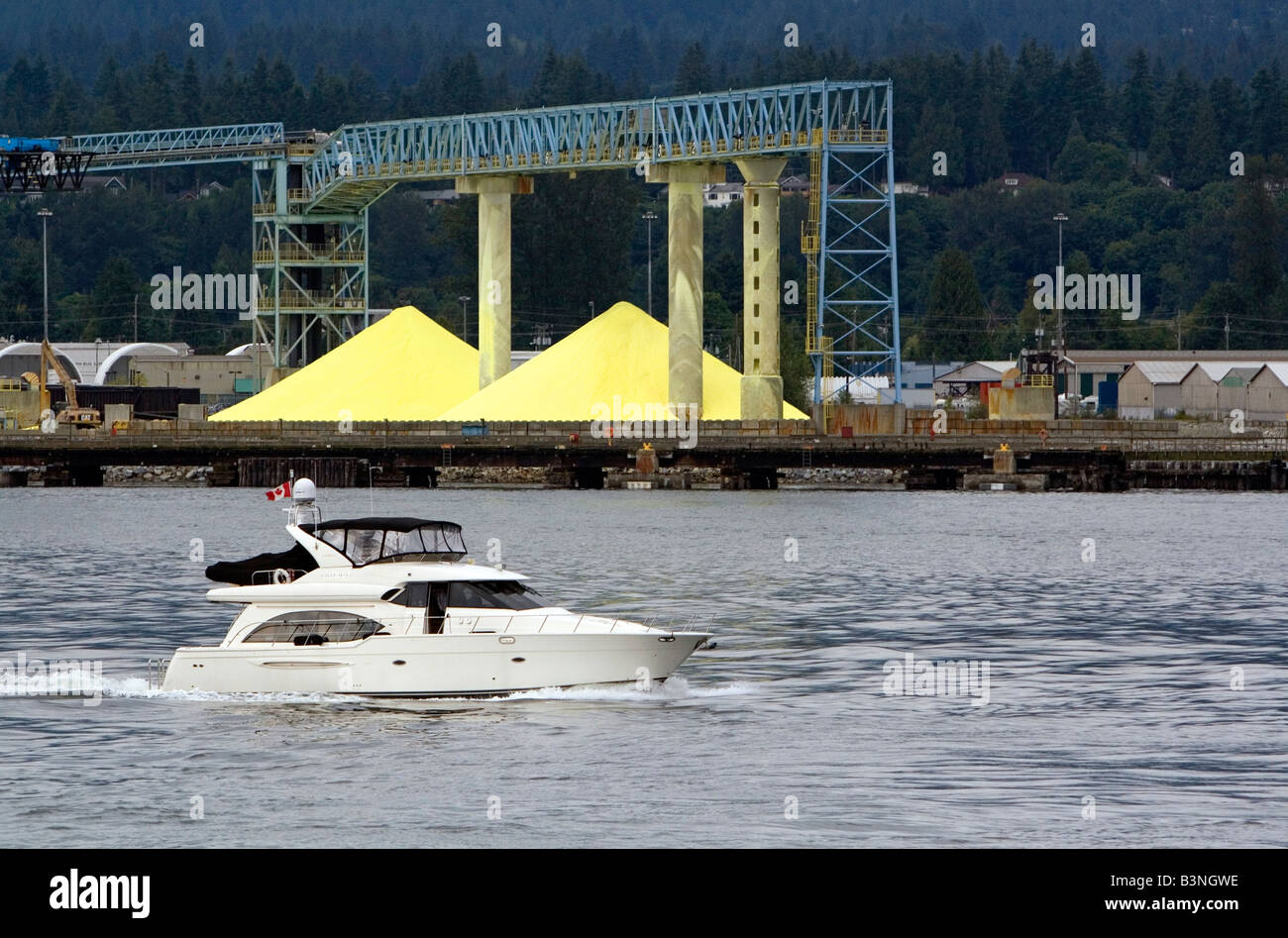 Zolfo recuperato da idrocarburi ammassate per la spedizione al Porto di Vancouver British Columbia Canada Foto Stock