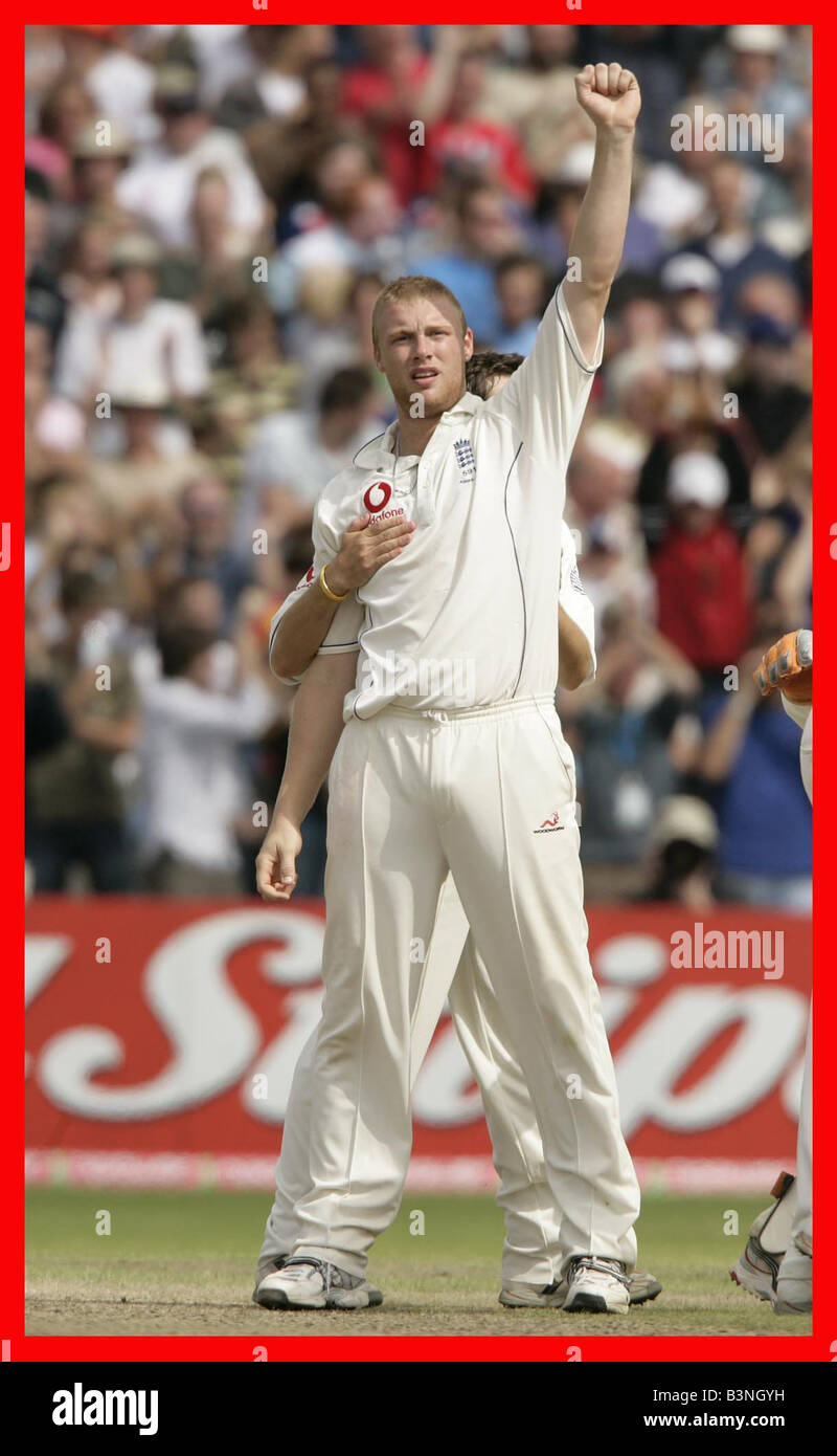 Inghilterra v Australia ceneri terzo Test Match a Old Trafford Agosto 2005 Andrew Flintoff celebra tenendo il paletto di Adam Gilchrist catturati campana per 4 Foto Stock