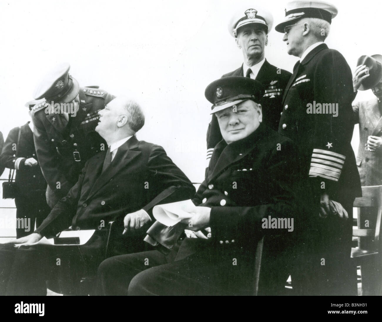 ATLANTIC CARTA 14 Agosto 1941: a bordo di HMS Prince of Wales Churchill seduto a destra e Roosevelt - Vedere la descrizione riportata di seguito Foto Stock