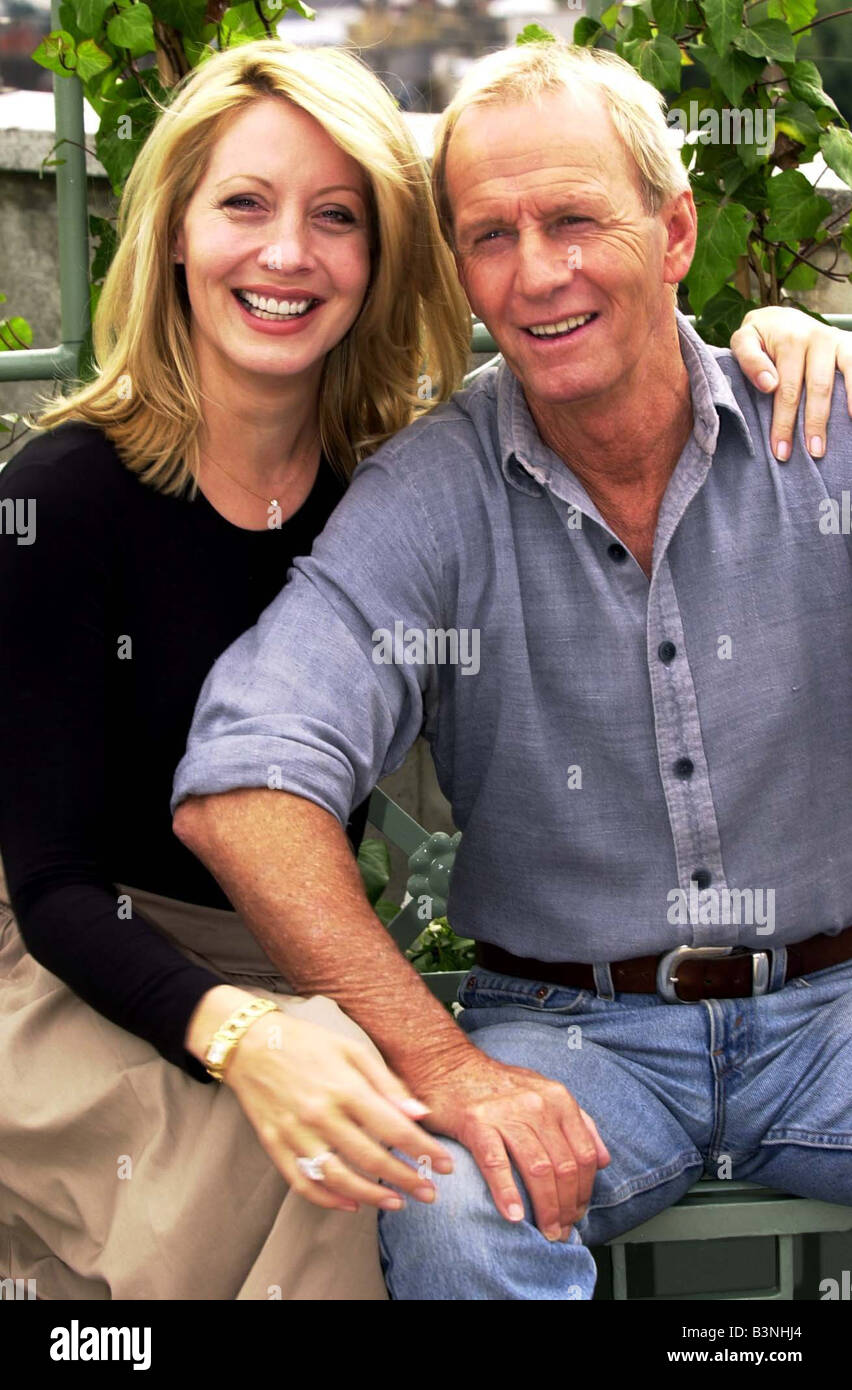 Attore australiano Paul Hogan Luglio 2001 con la moglie Linda Kozlowski a  Londra per promuovere il loro ultimo film Crocodile Dundee in LA Foto stock  - Alamy