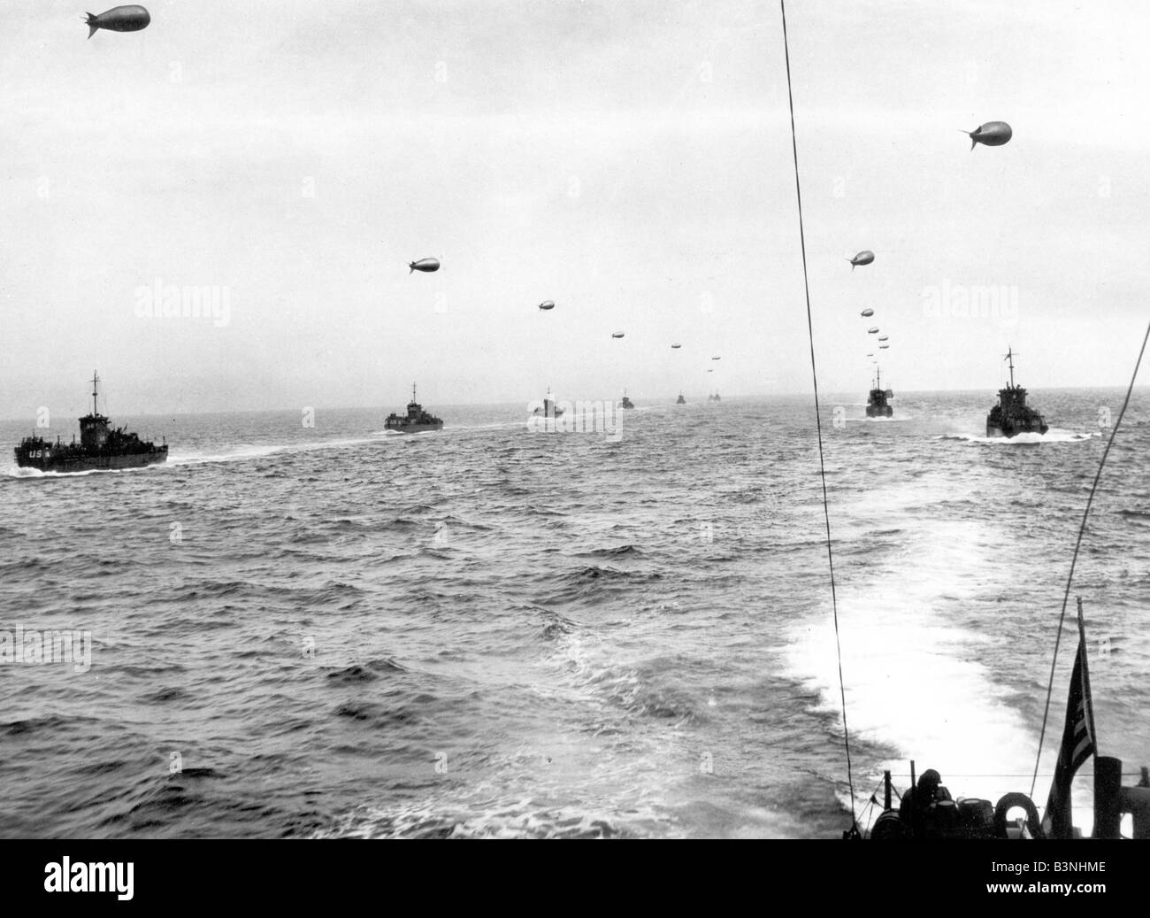 D-giorno 6 giugno 1944. Landing Craft voce per le spiagge della Normandia sotto la copertura del palloncino Foto Stock
