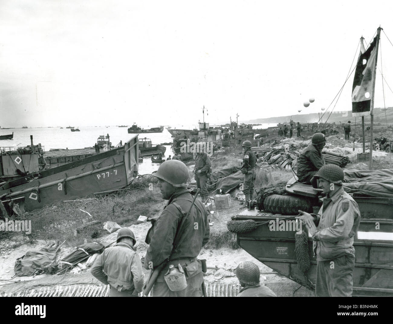 D-giorno 6 giugno 1944 - le truppe degli Stati Uniti e i mezzi da sbarco nel follow-up ondata dopo l'iniziale degli sbarchi Foto Stock