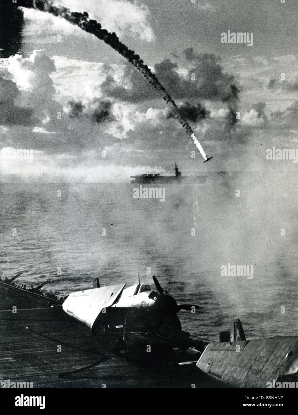 Bombardiere giapponese è colpito dal fuoco proveniente dal USS Hornet il 18 marzo 1945 nei pressi di Iwo Jima nel Pacifico Foto Stock
