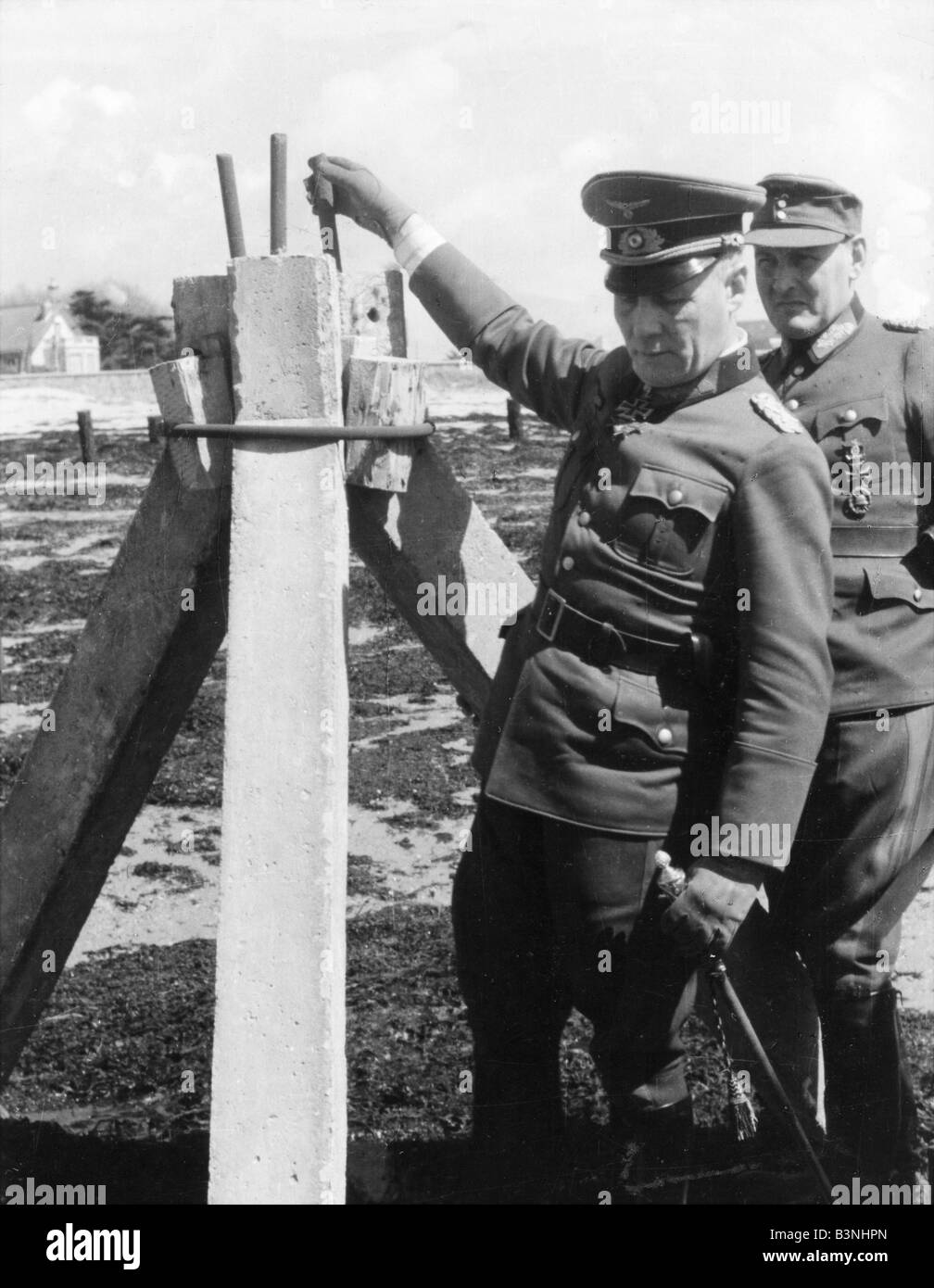 Maresciallo di Campo Erwin Rommel ispeziona una sezione del francese le difese costiere eretto contro l'invasione degli alleati nel 1944 Foto Stock