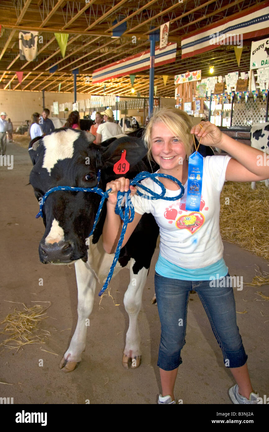 Ragazza mostrando il suo 4 H blue ribbon vincente vacca Holstein presso la Western Idaho Fair a Boise Idaho Foto Stock
