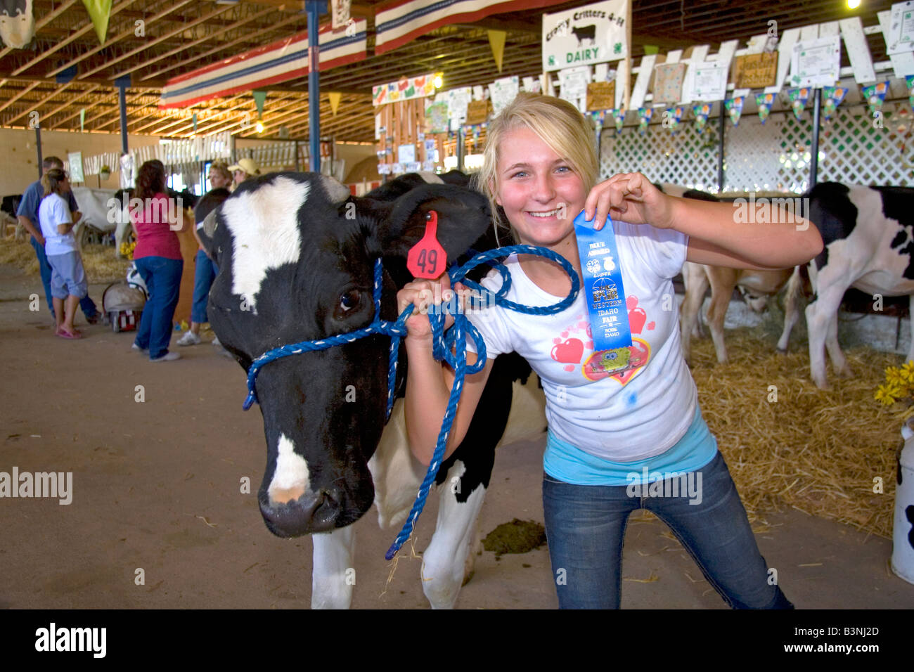 Ragazza mostrando il suo 4 H blue ribbon vincente vacca Holstein presso la Western Idaho Fair a Boise Idaho Foto Stock
