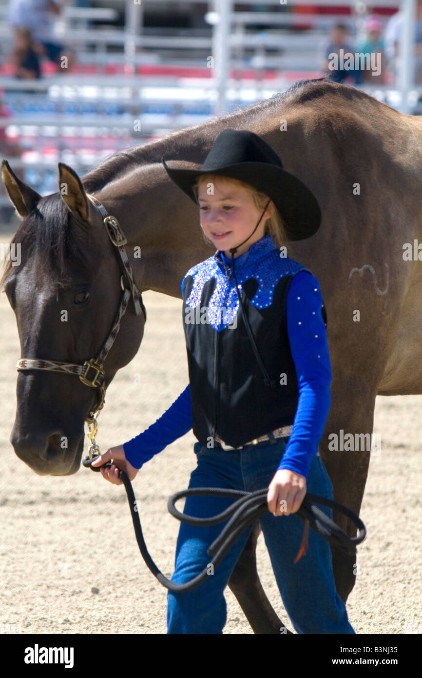 Ragazza mostrando il suo 4 H blue ribbon cavallo vincente presso la Western Idaho Fair a Boise Idaho Foto Stock