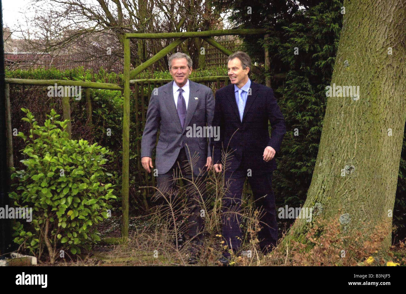 Il Presidente degli Stati Uniti George W Bush a fianco del Primo Ministro britannico Tony Blair alla circoscrizione home in Sedgefield Inghilterra Novembre 2003 Foto Stock