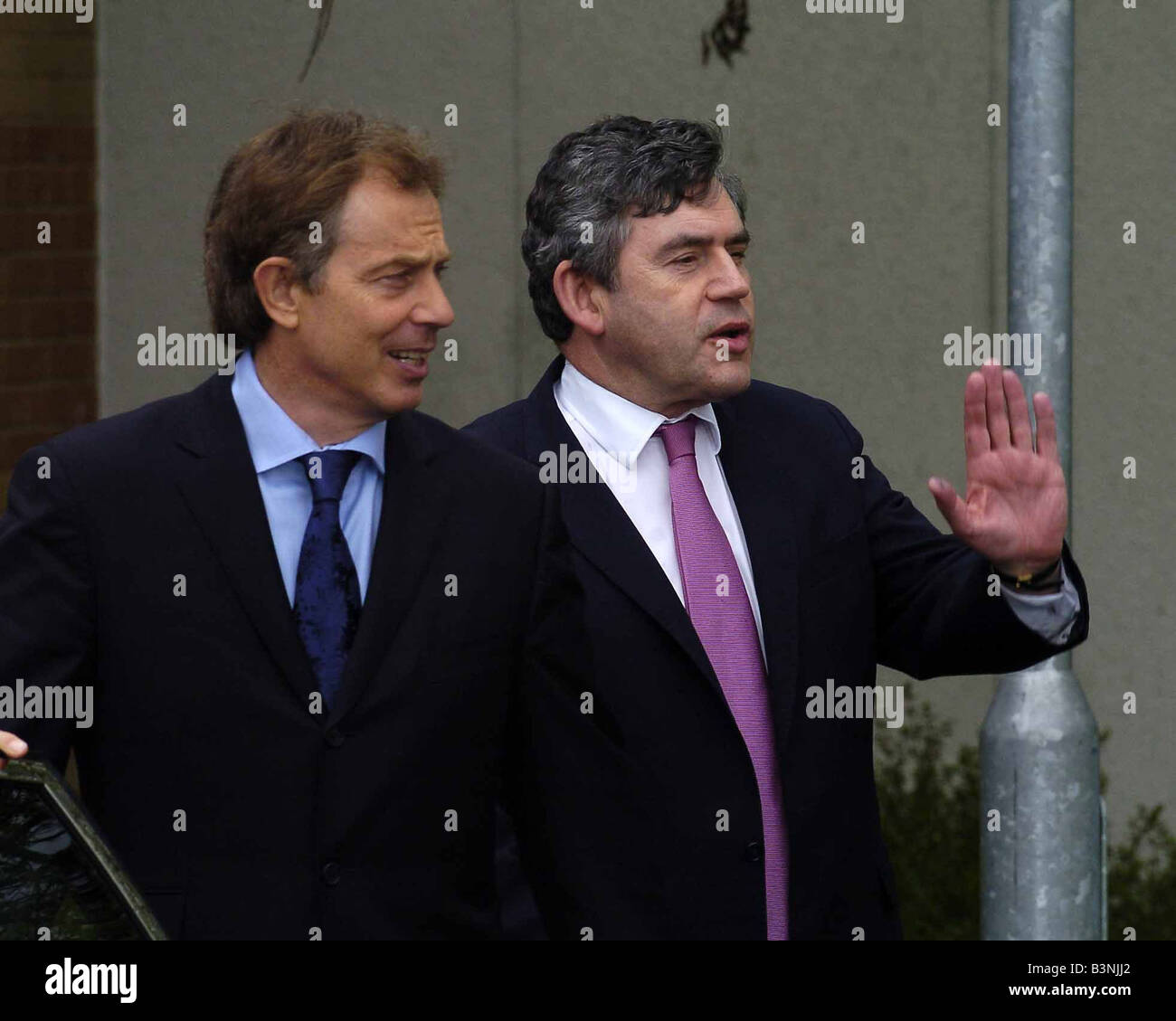 Il primo ministro Tony Blair e Gordon Brown lasciare Leeds dopo la promozione di elezioni locali campagna possono 2004 Foto Stock