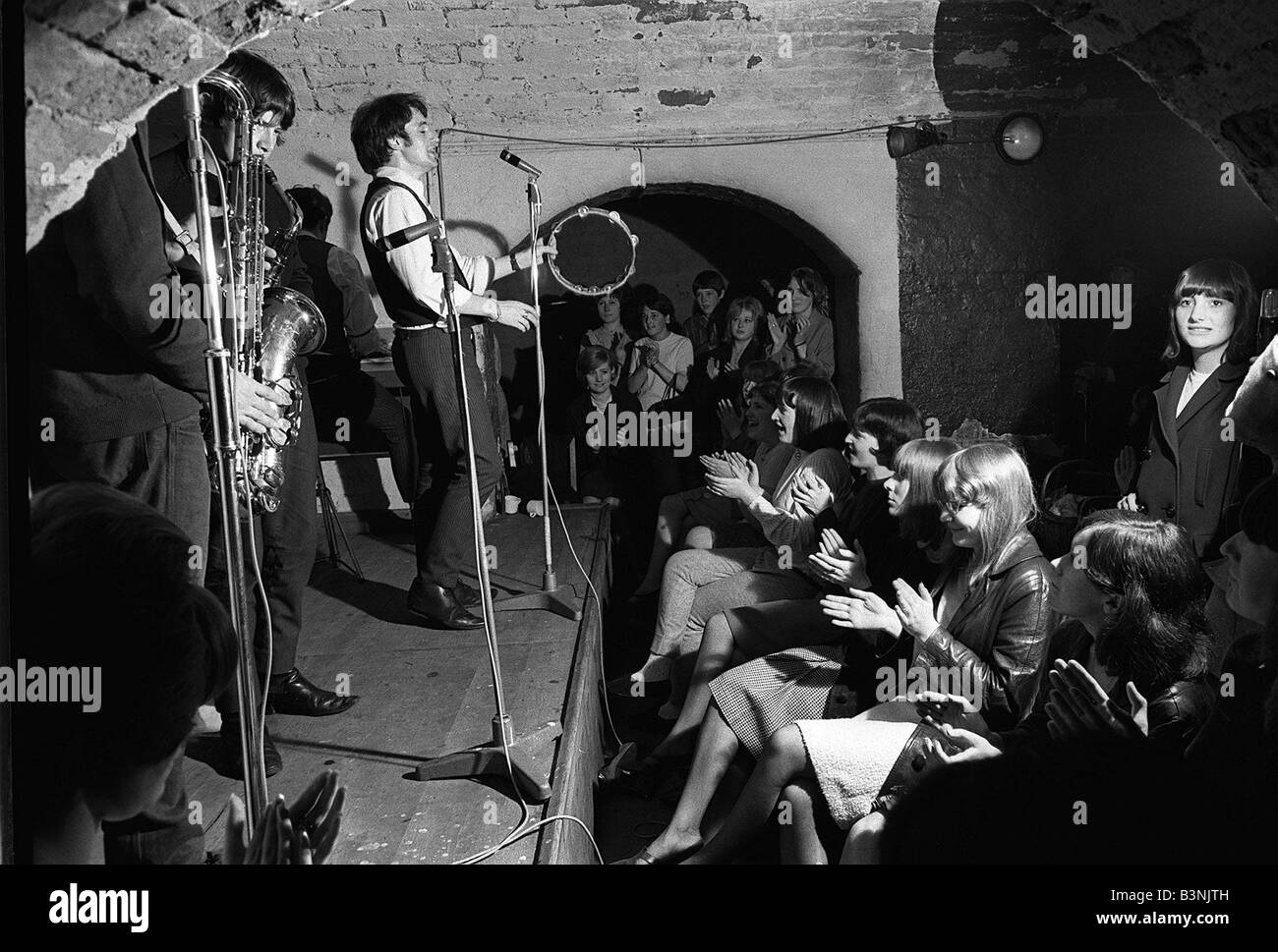 Cavern Club di Liverpool è stato problemi finanziari in questo momento così Cavern boss Ray McFall aveva una maratona di 12 ore non stop sessione per alzare la posta venti cinque bande provenivano da tutto e diede loro servizi gratuiti per aiutare i club conservazione Luglio 1965 Foto Stock