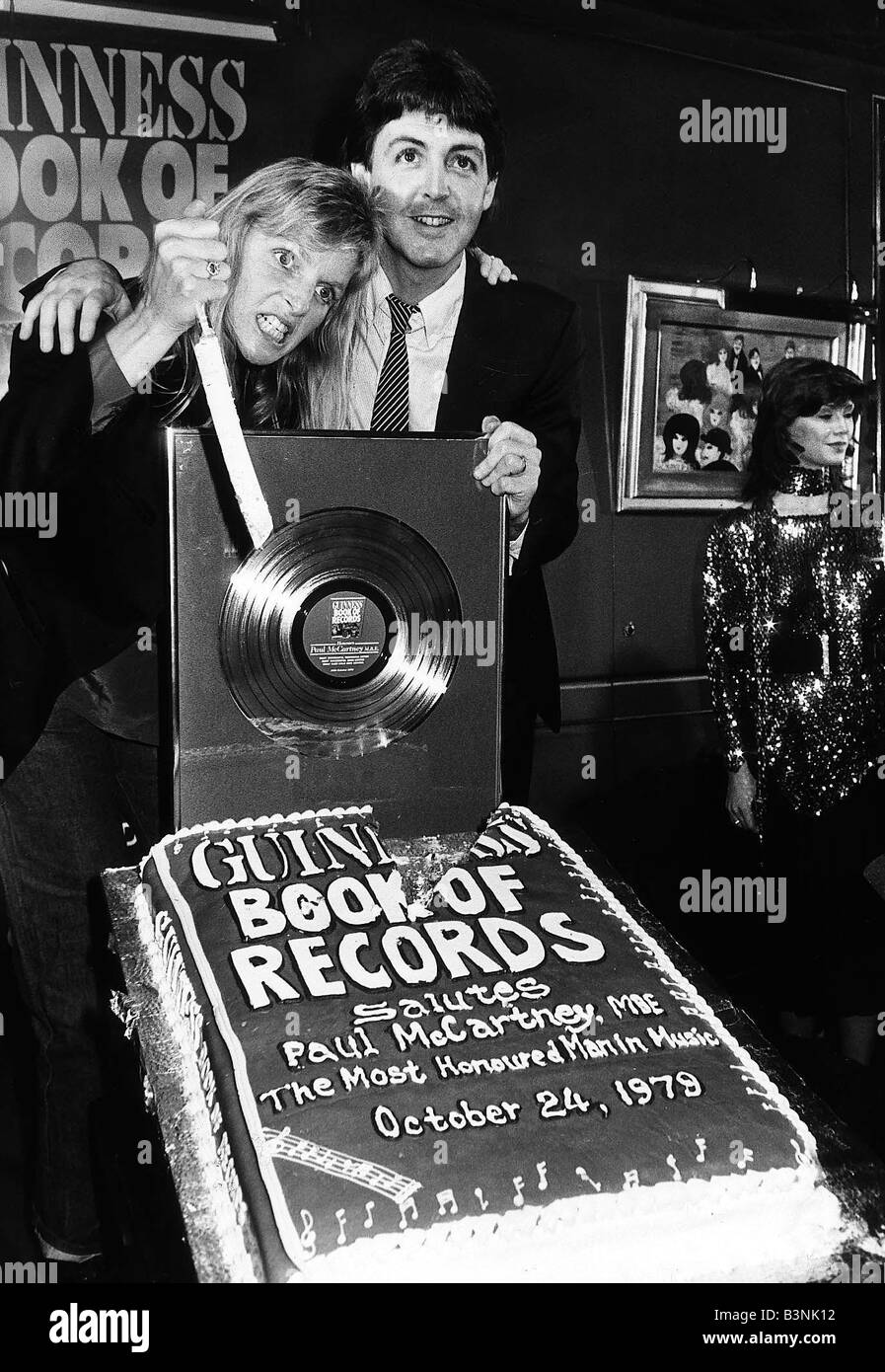 Paul McCartney ex cantante con i Beatles e la moglie Linda al libro del Guinness dei primati per celebrare il suo risultato 1979 Foto Stock