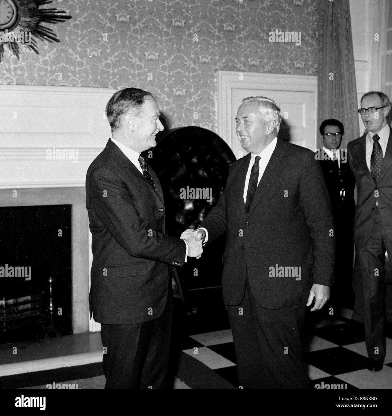 Il Premier di Eire Sud Irlanda Sig. Liam Coscrove arrivato a Londra per colloqui con Harold Wilson al n. 10 di Downing Street Settembre 1974 Foto Stock
