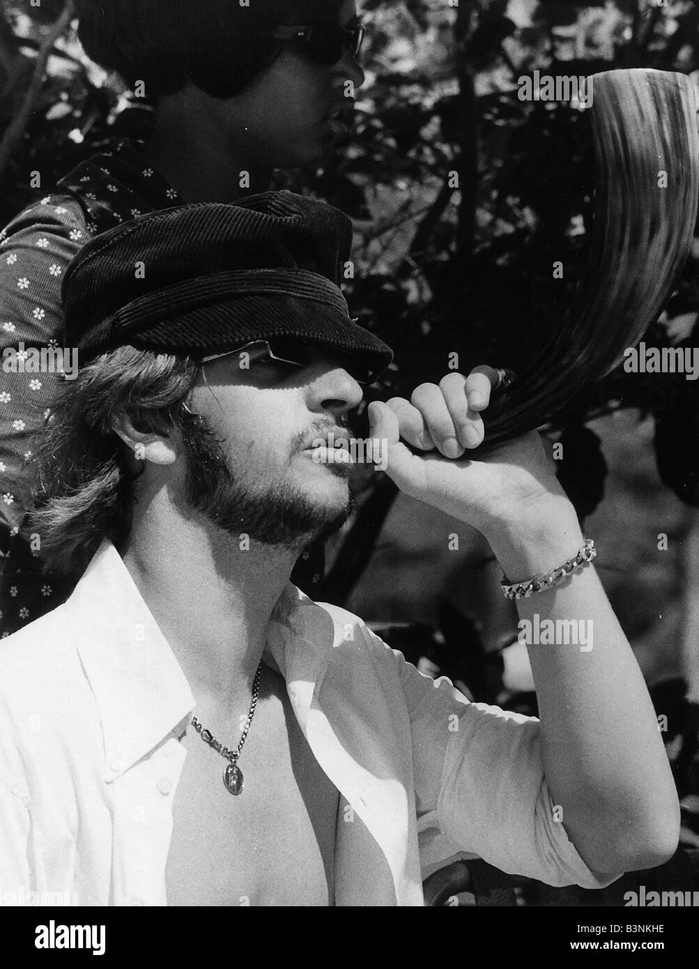 Beatles Ringo Starr soffiando una tromba a Tobago 1964 Foto Stock