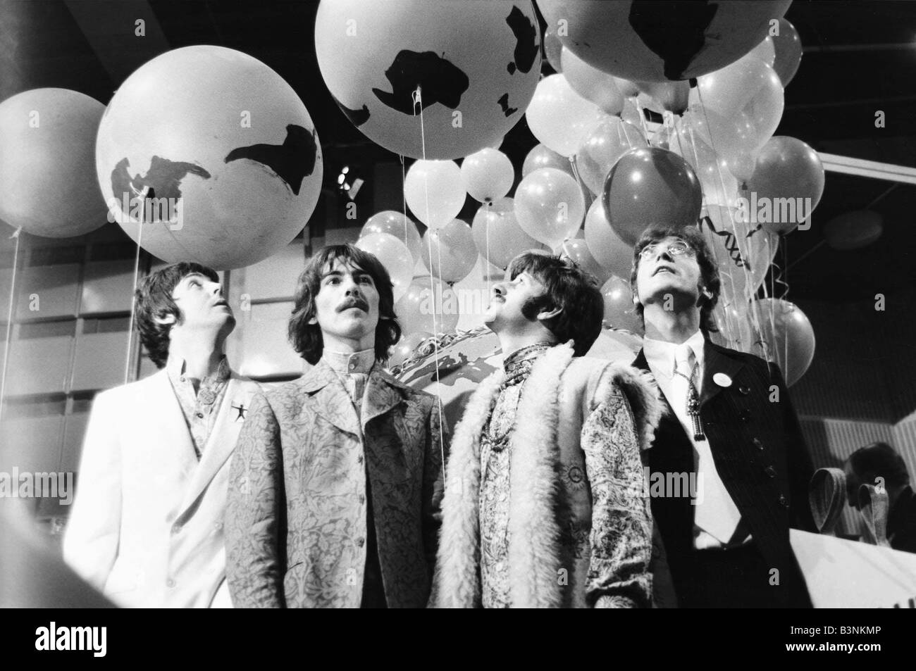 I file dei Beatles 1967 John Lennon Paul McCartney George Harrison e Ringo Starr nel corso SGT Peppers Lonely Hearts Club era 1967 Foto Stock