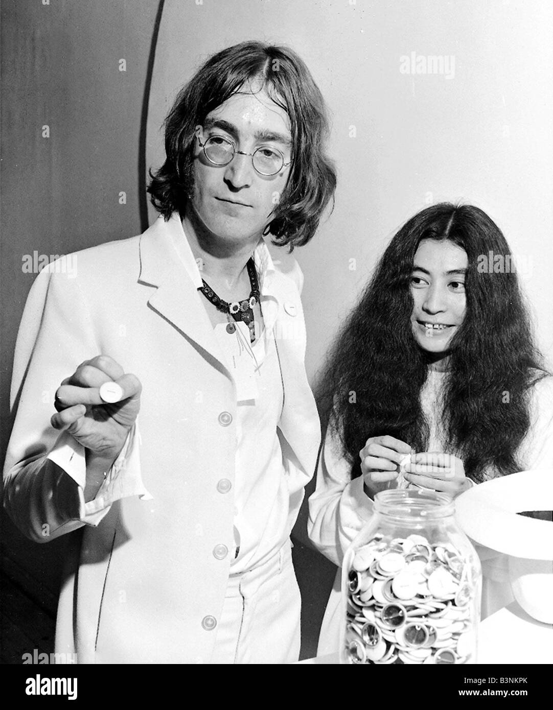 I file dei Beatles 1968 John Lennon con Yoko Ono presso l'apertura di sei qui mostra Luglio 1968 Foto Stock