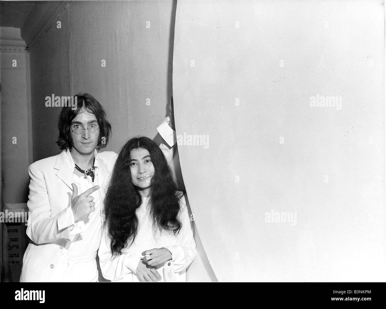 John Lennon con Yoko Ono a Voi siete qui mostra d'arte Luglio 1968 Foto Stock
