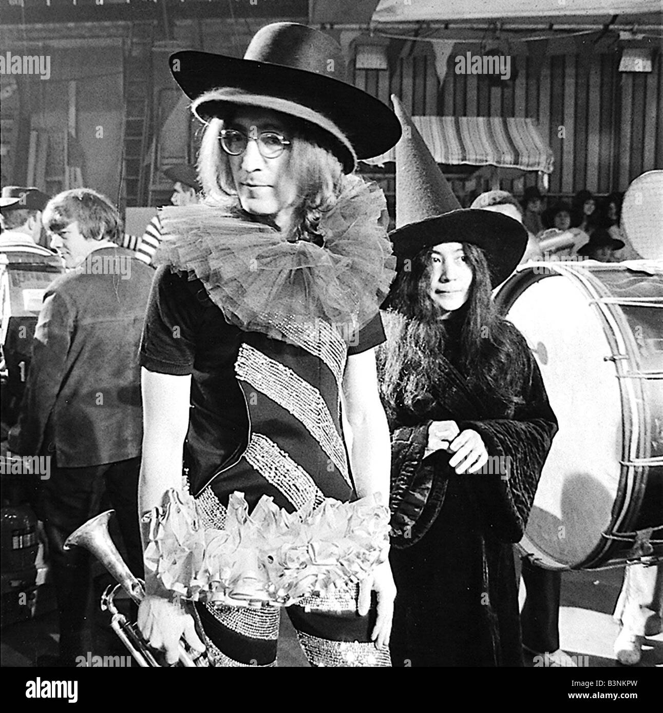 I file dei Beatles 1968 John Lennon con Yoko Ono durante le riprese del Rolling Stones Rock and Roll Circus Dicembre 1968 Foto Stock