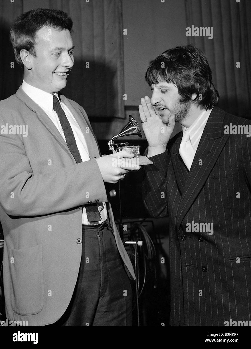 I file dei Beatles 1968 Ringo Starr canta in un giocattolo gramaphone dopo che il tecnico del suono Geoff Emerick ha vinto un Grammy Award per il sergente Pepe album Marzo 1968 Foto Stock