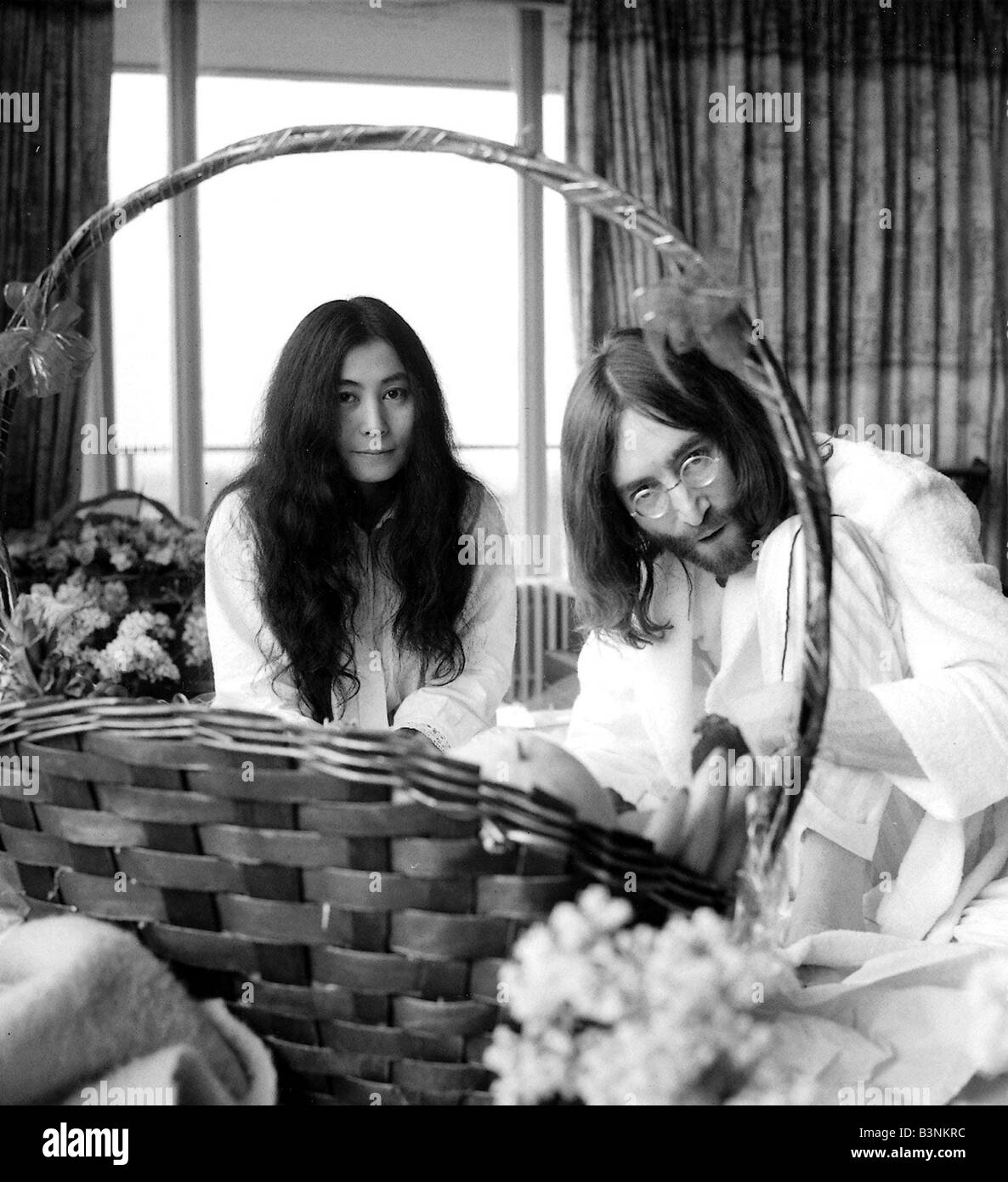 I file dei Beatles 1969 John Lennon con Yoko Ono sulla pace demo nel letto nella loro camera di albergo Marzo 1969 Foto Stock