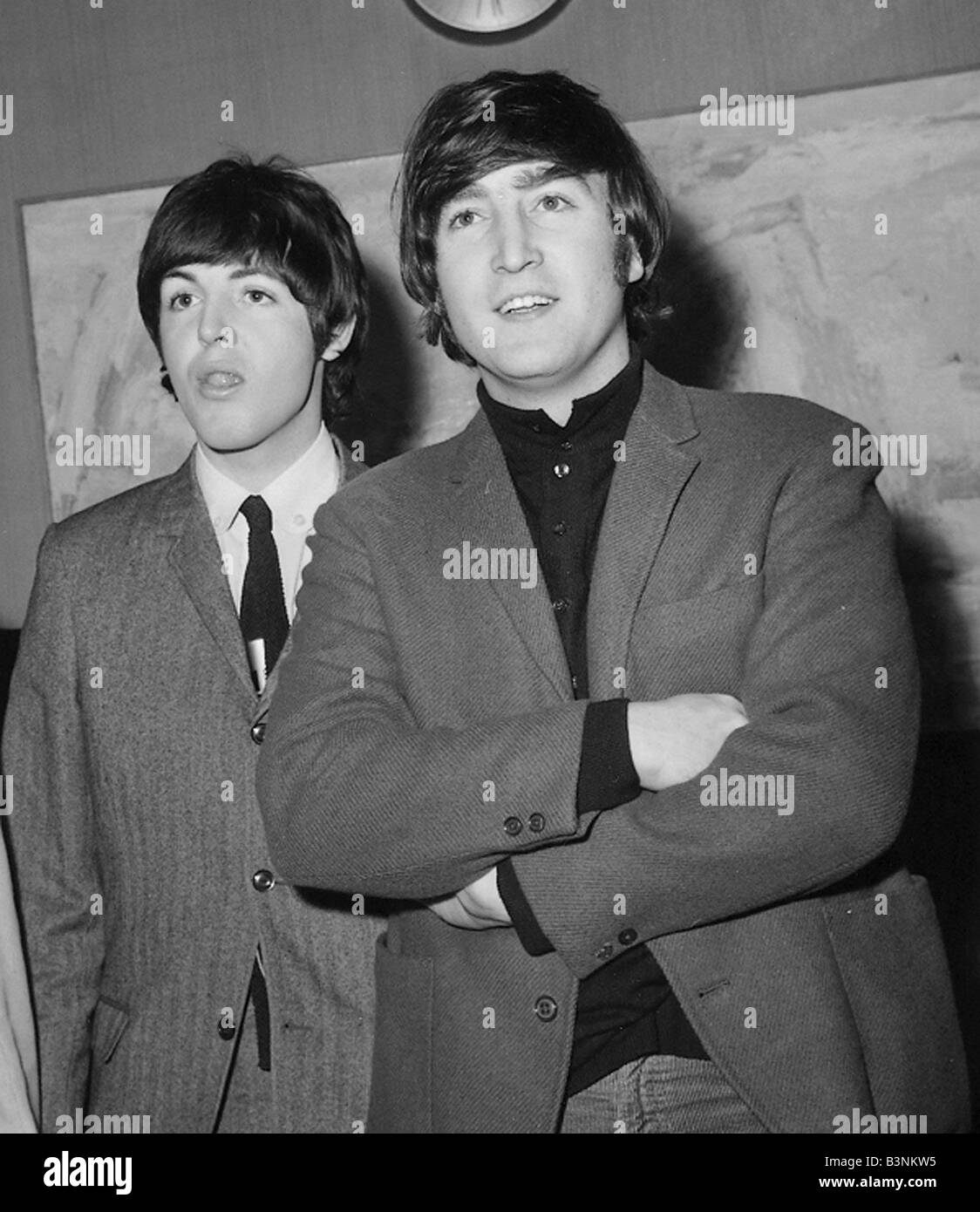 I file dei Beatles 1965 John Lennon Paul McCartney backstage durante le riprese di un programma televisivo 1965 Foto Stock