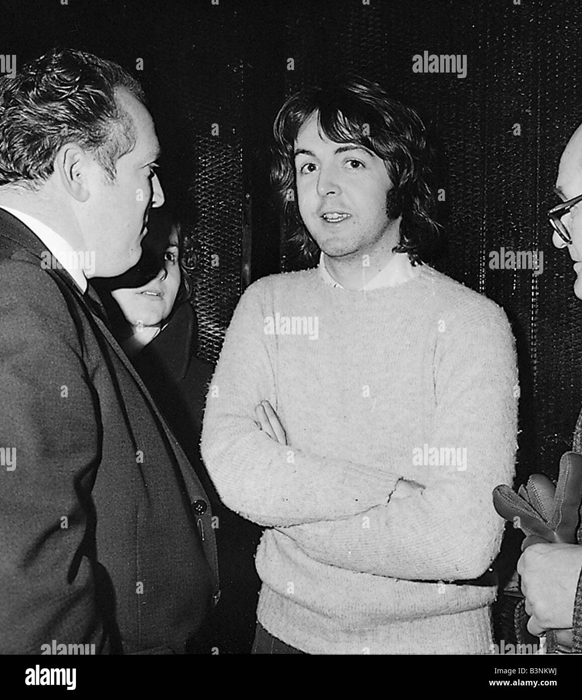 Beatles 1969 Paul McCartney parla con specchio reporter Don breve dopo aver annunciato piani per sposare Linda Eastman Febbraio 1969 Foto Stock