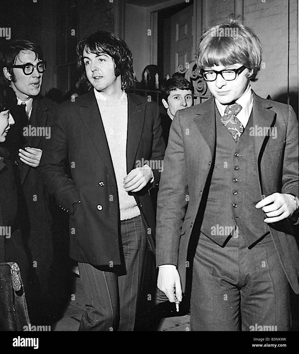 I file dei Beatles 1969 Paul McCartney con Peter Asher lasciando le mele uffici Febbraio 1969 Foto Stock