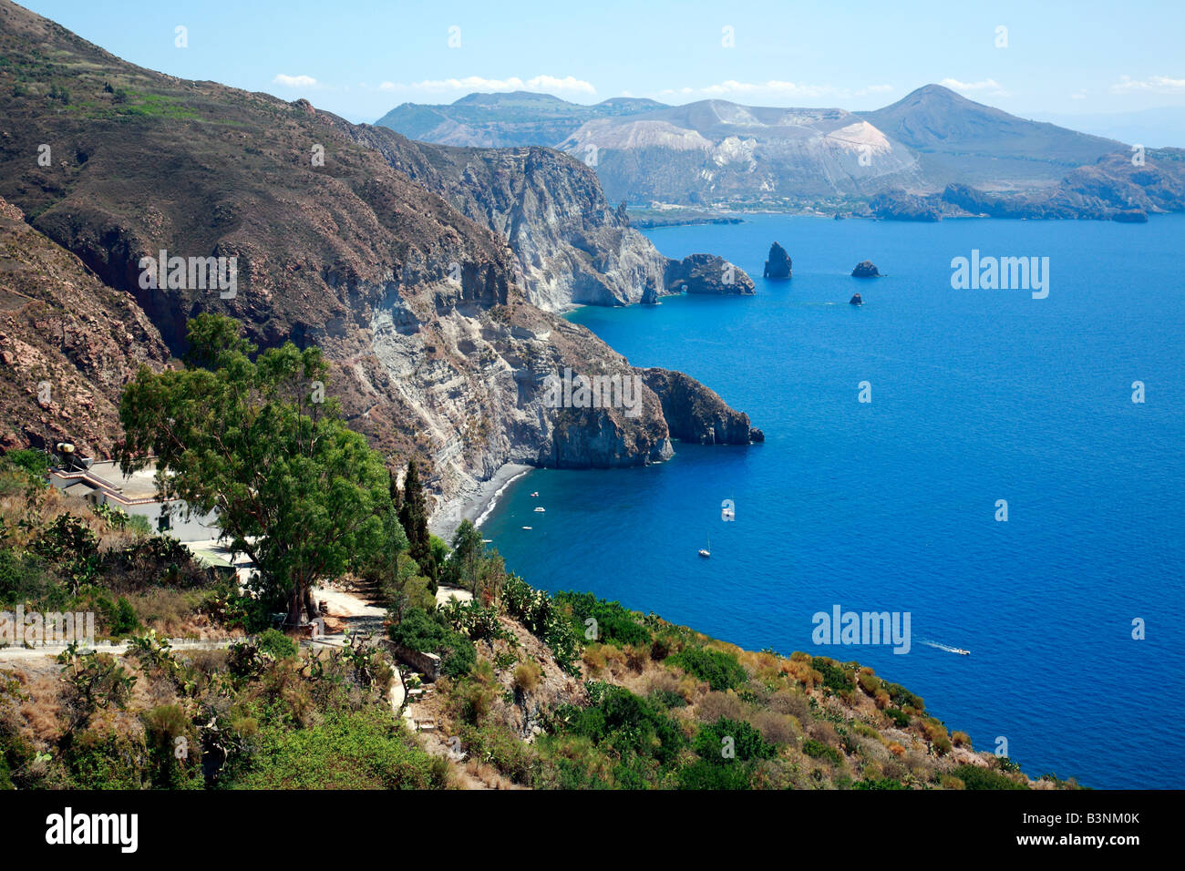 Blick ueber die Steilkueste der Vulkaninsel Lipari zur Insel Vulcano, Tyrrhenisches Meer, Aeolische isole, Liparische isole, Mittelmeer, Italien Foto Stock