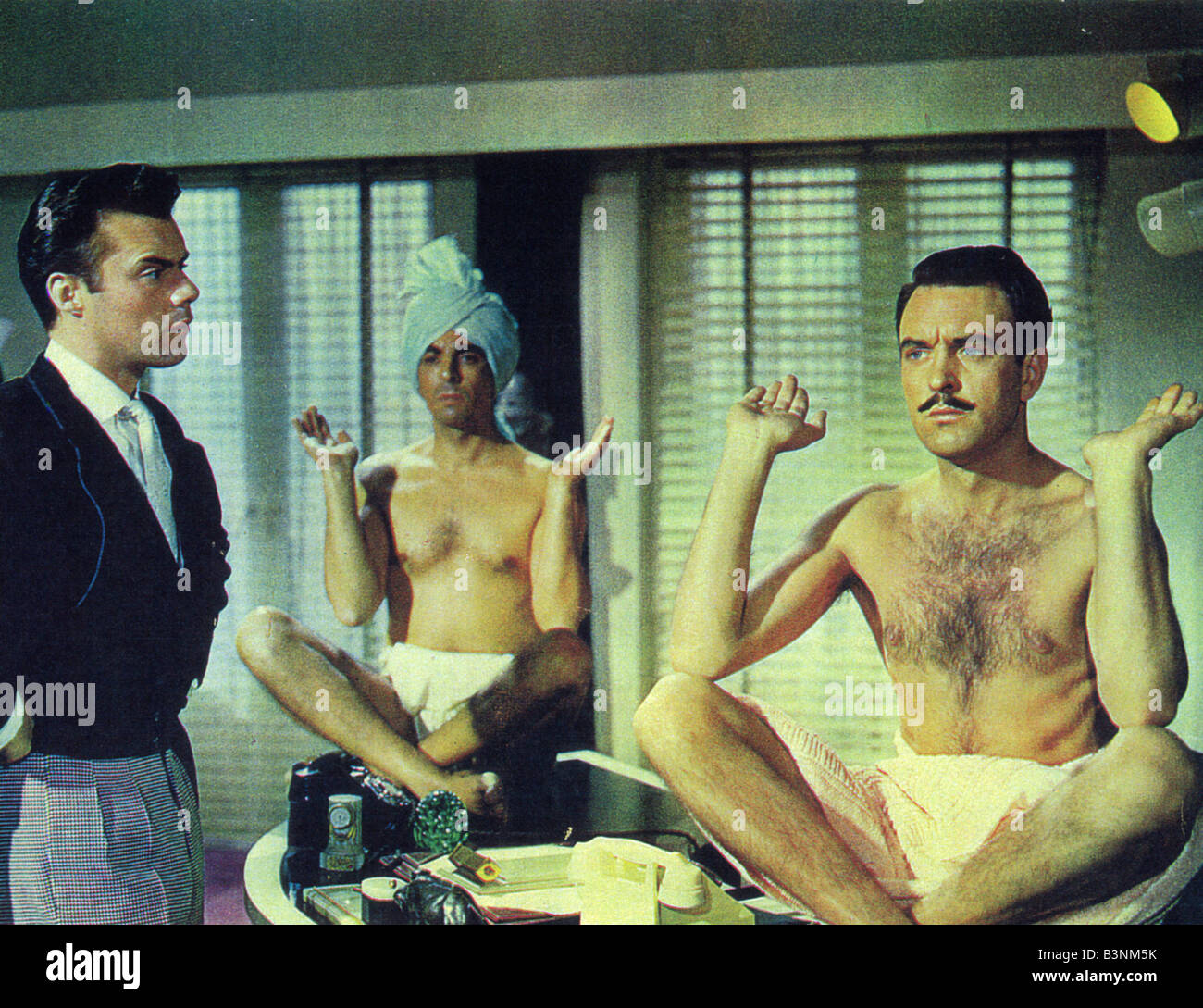 Medico presso grandi 1957 Rank film con Dirk Bogarde a sinistra Foto Stock