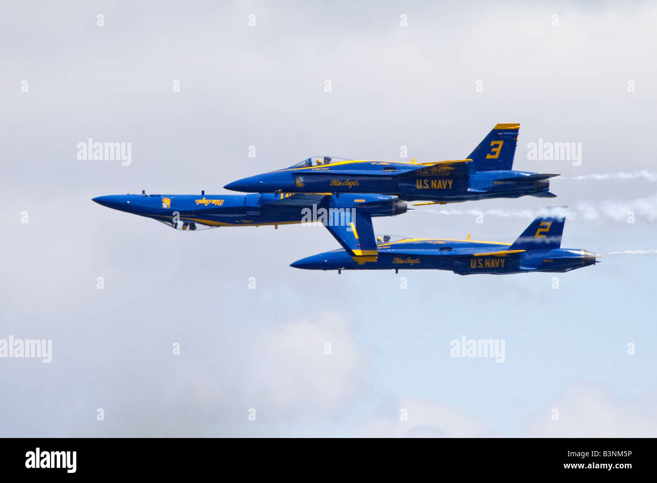 Tre Stati Uniti Navy Blue Angels' F/A-18s, uno invertito, volate sopra il tasto Bank a Airshow Seafair a Seattle, Washington. Foto Stock
