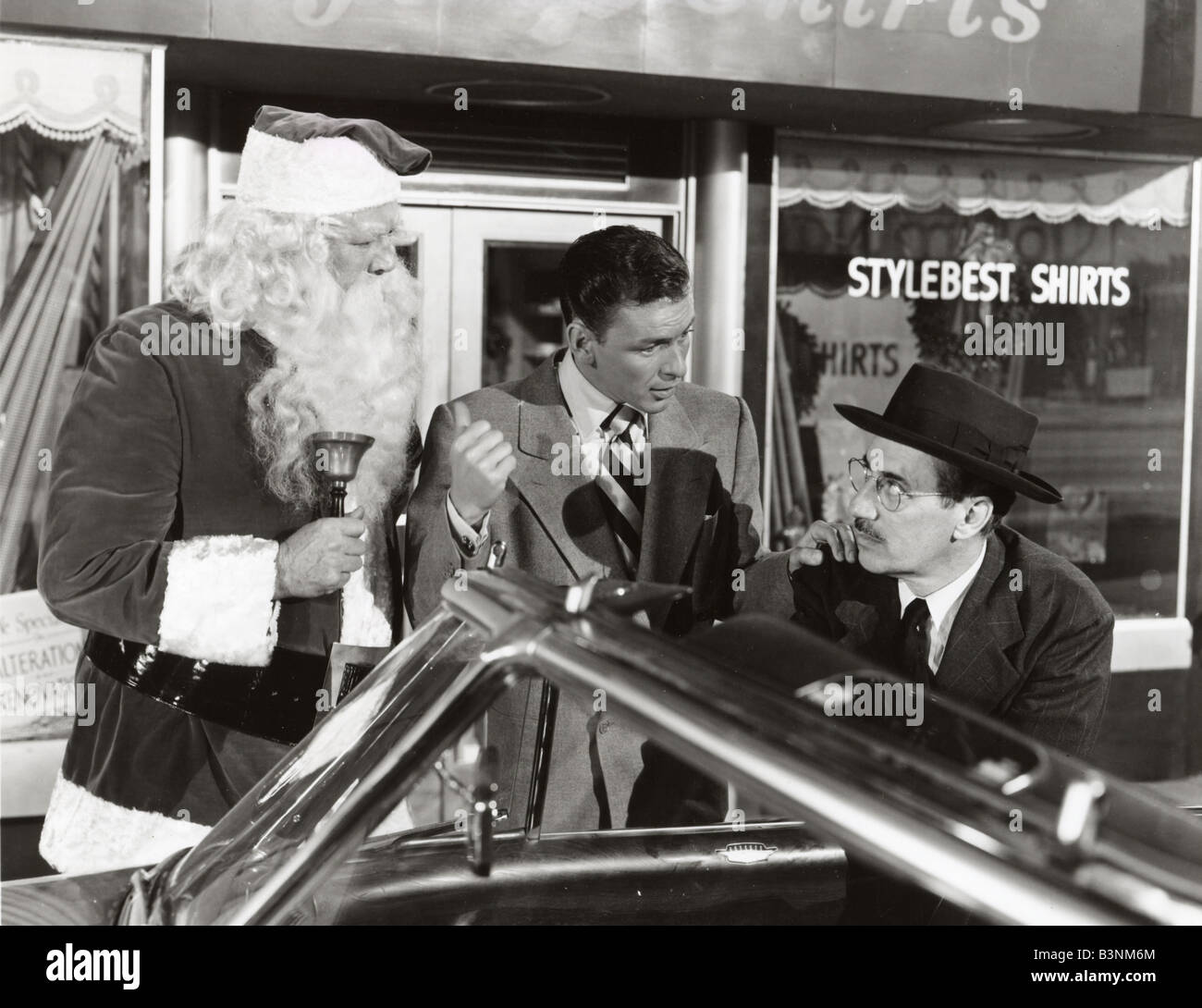 DOUBLE DYNAMITE 1951 RKO film con a destra Frank Sinatra e Groucho Marx Foto Stock