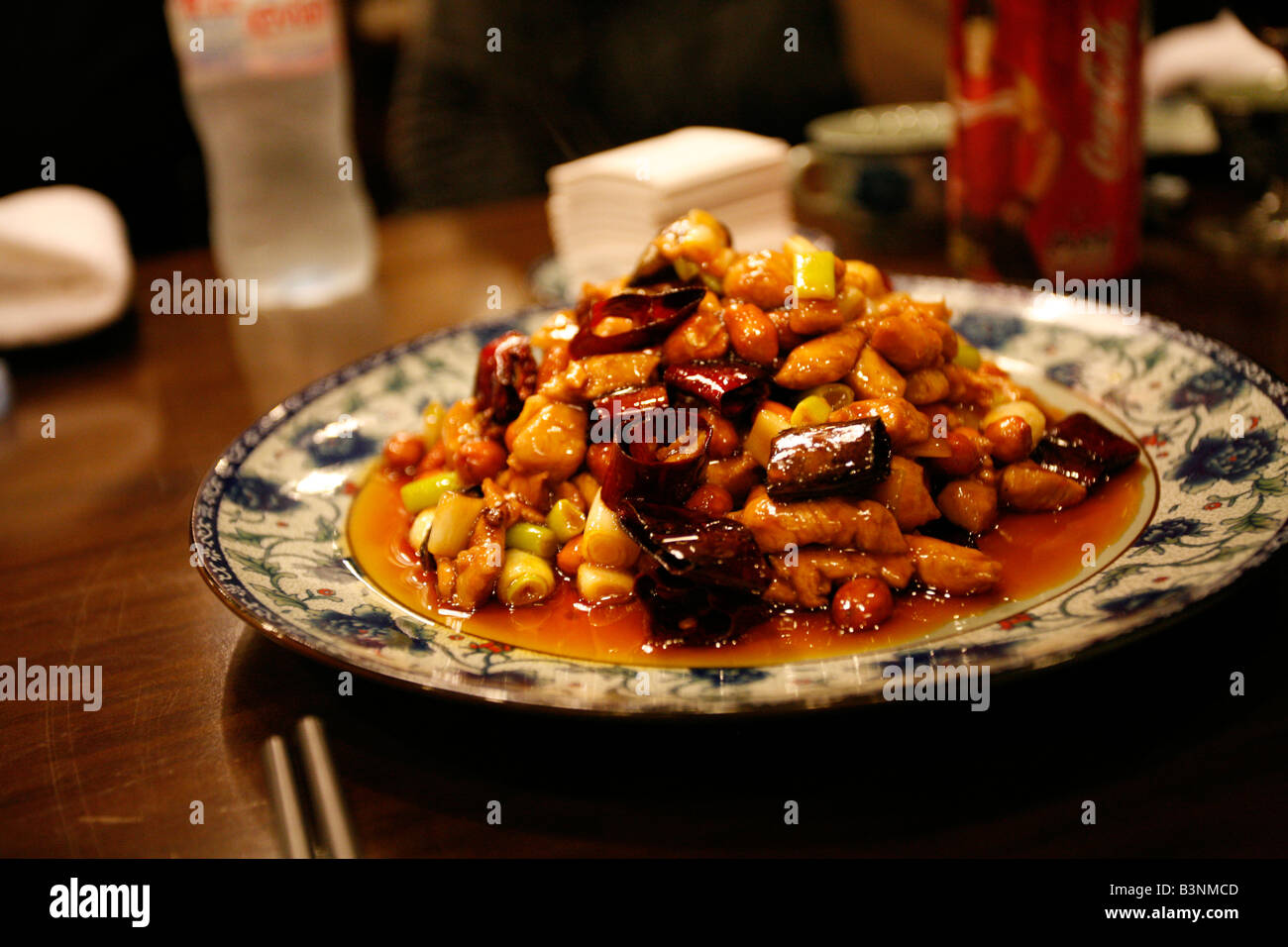Lastra di Kung Pao pollo su un tavolo Foto Stock