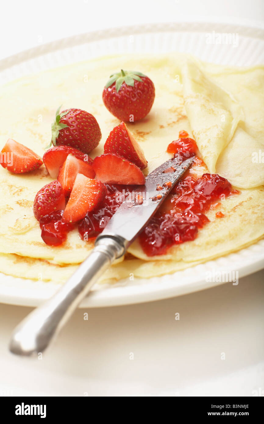 Fragola pancake con la marmellata sulla piastra, close-up Foto Stock