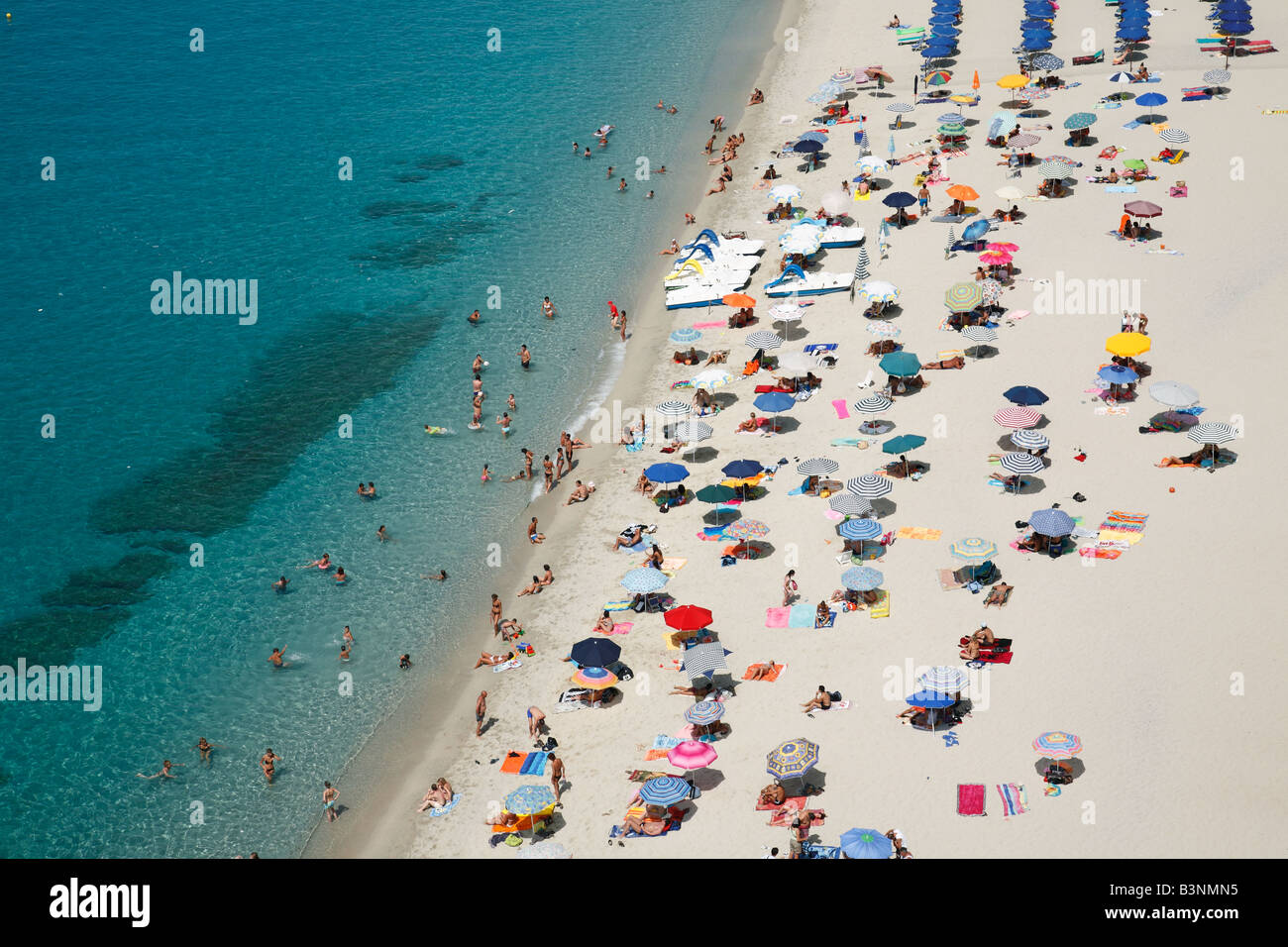 L'Italia, Calabria Tropea, Provincia Vibo Valentia, spiaggia, spiaggia balneare, ombrelloni, persone Mare Tirreno, Mare mediterranea Foto Stock