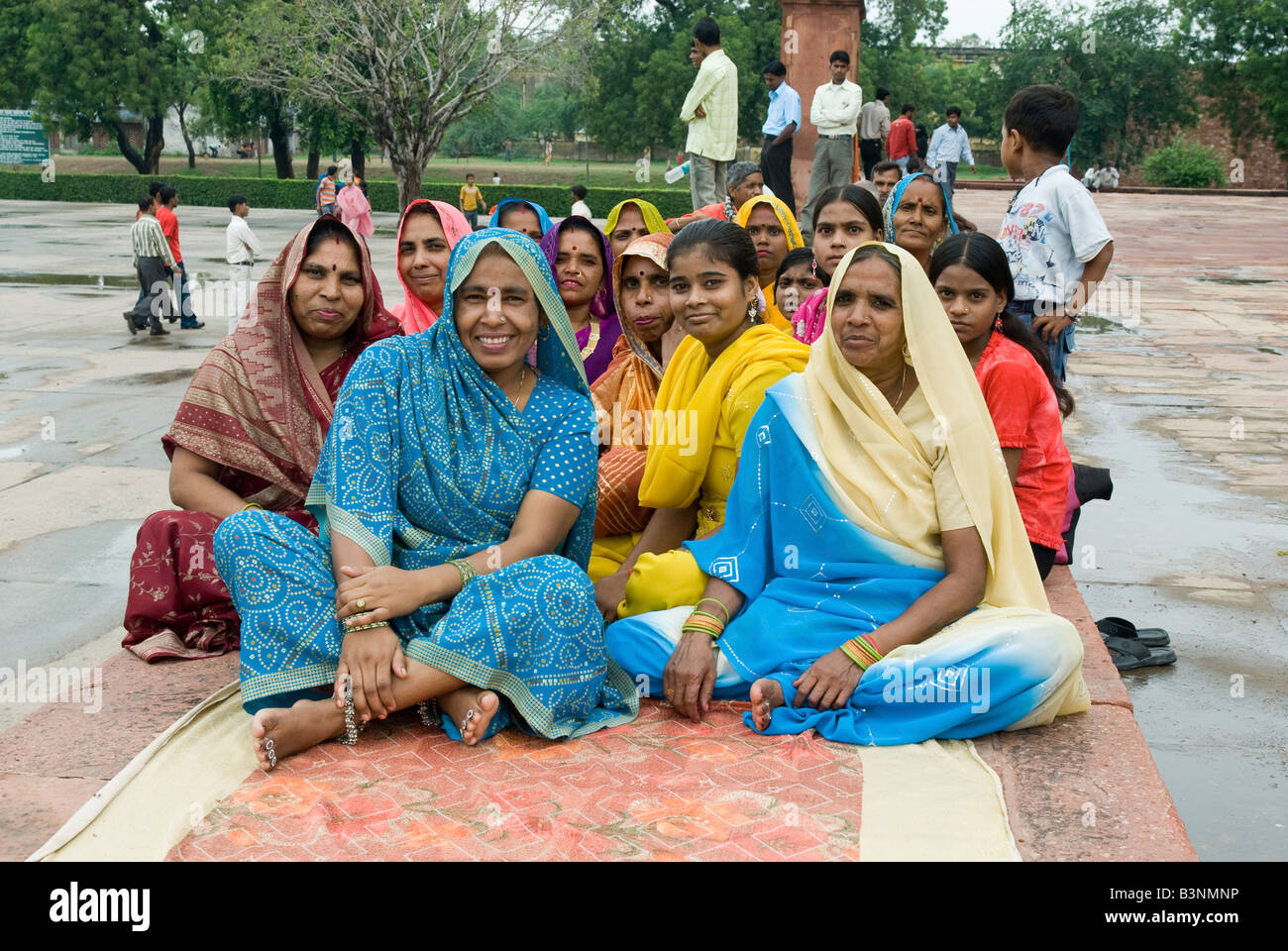India Delhi donne locali in variopinti costumi tradizionali in un parco Foto Stock