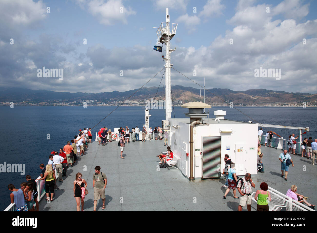 Faehre zwischen Kalabrien und Sizilien auf der Strasse von Messina, Tyrrhenischen Meer, Ionisches Meer, Mittelmeer, Italien Foto Stock