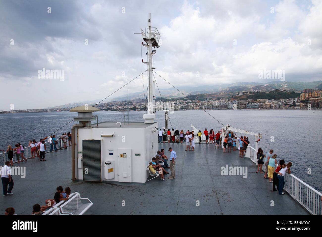 Faehre zwischen Kalabrien und Sizilien auf der Strasse von Messina, Tyrrhenischen Meer, Ionisches Meer, Mittelmeer, Italien Foto Stock