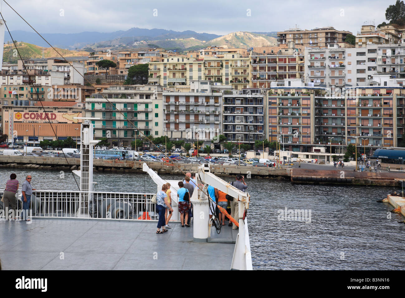 Faehre zwischen Kalabrien und Sizilien auf der Strasse von Messina, Tyrrhenischen Meer, Ionisches Meer, Mittelmeer, Italien Foto Stock
