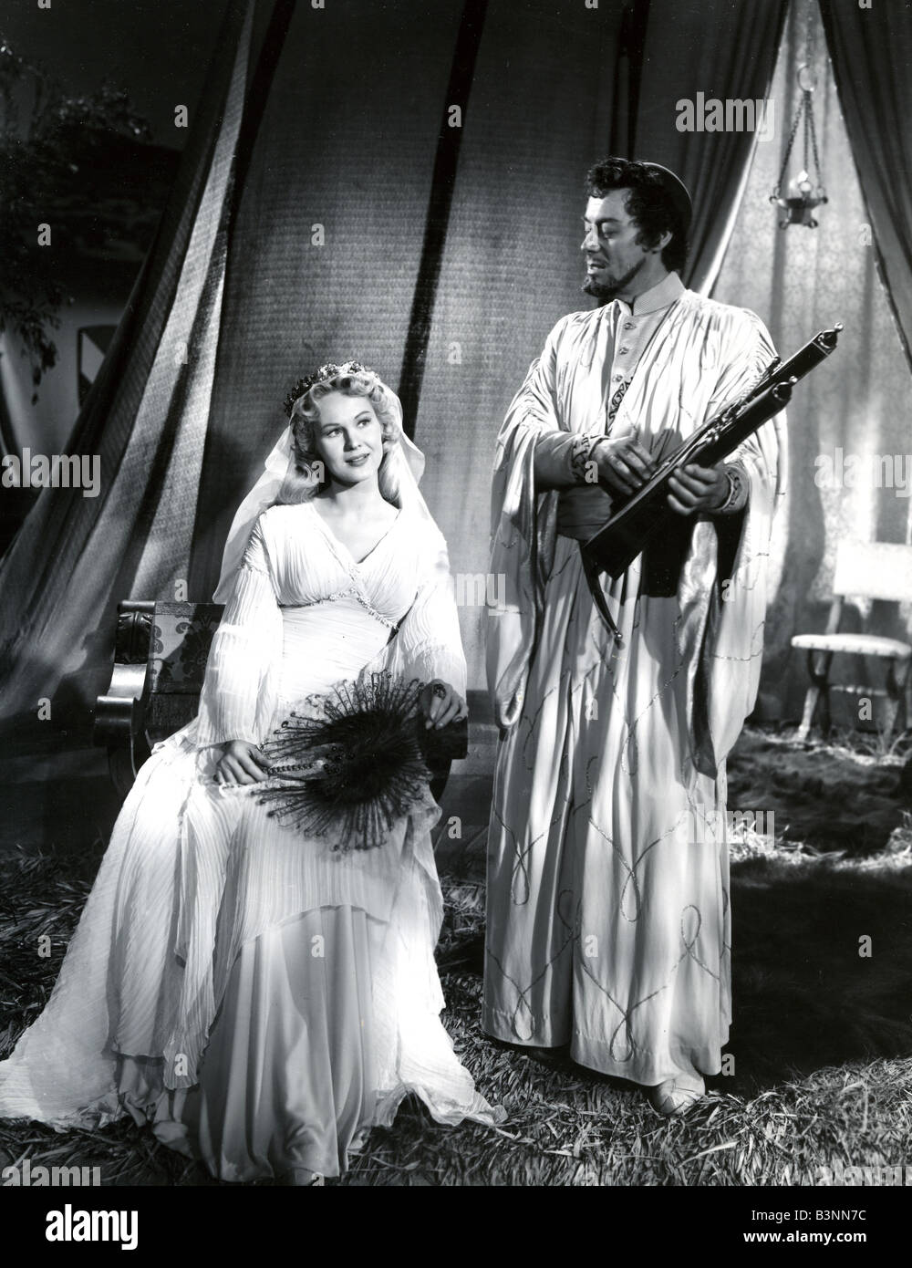 Re Richard e i crociati 1954 Warner film con Virginia Mayo come Lady Edith e Rex Harrison come Saladino Foto Stock