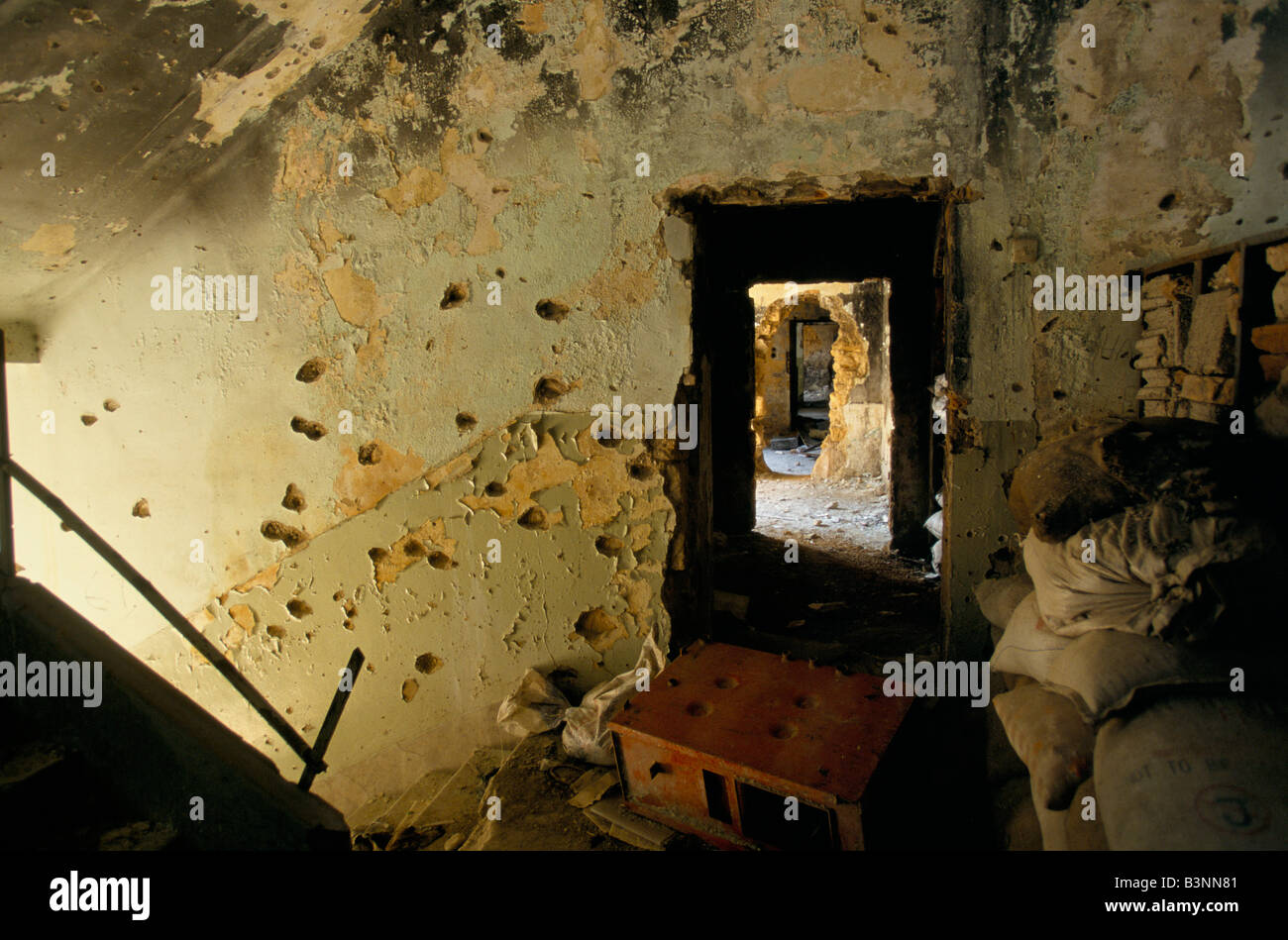 Mostar, giugno 1996", all'interno di uno degli edifici sullo scontro linea dove i musulmani ha tenuto fuori durante l'Assedio, 1996 Foto Stock