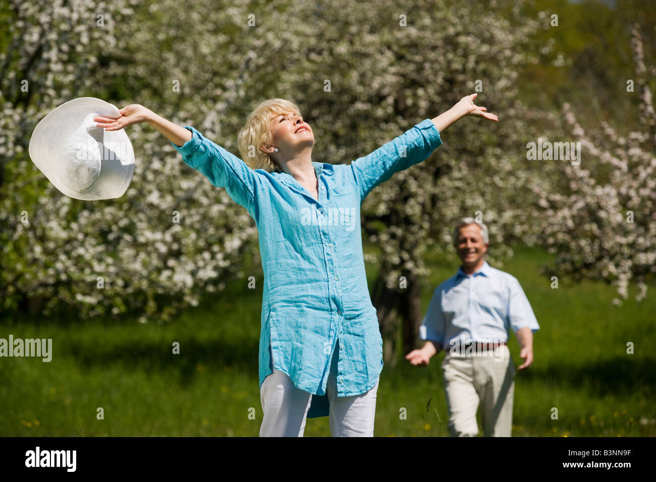 Germania, Baden Württemberg, Tübingen, Senior donna la balneazione in presenza di luce solare, senior uomo in background Foto Stock
