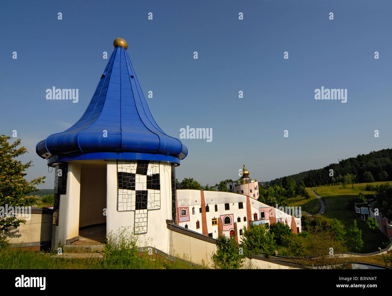 Tetto blu a torretta Rogner Spa Termale e Hotel progettato da Friedensreich Hundertwasser di Bad Blumau Austria Foto Stock