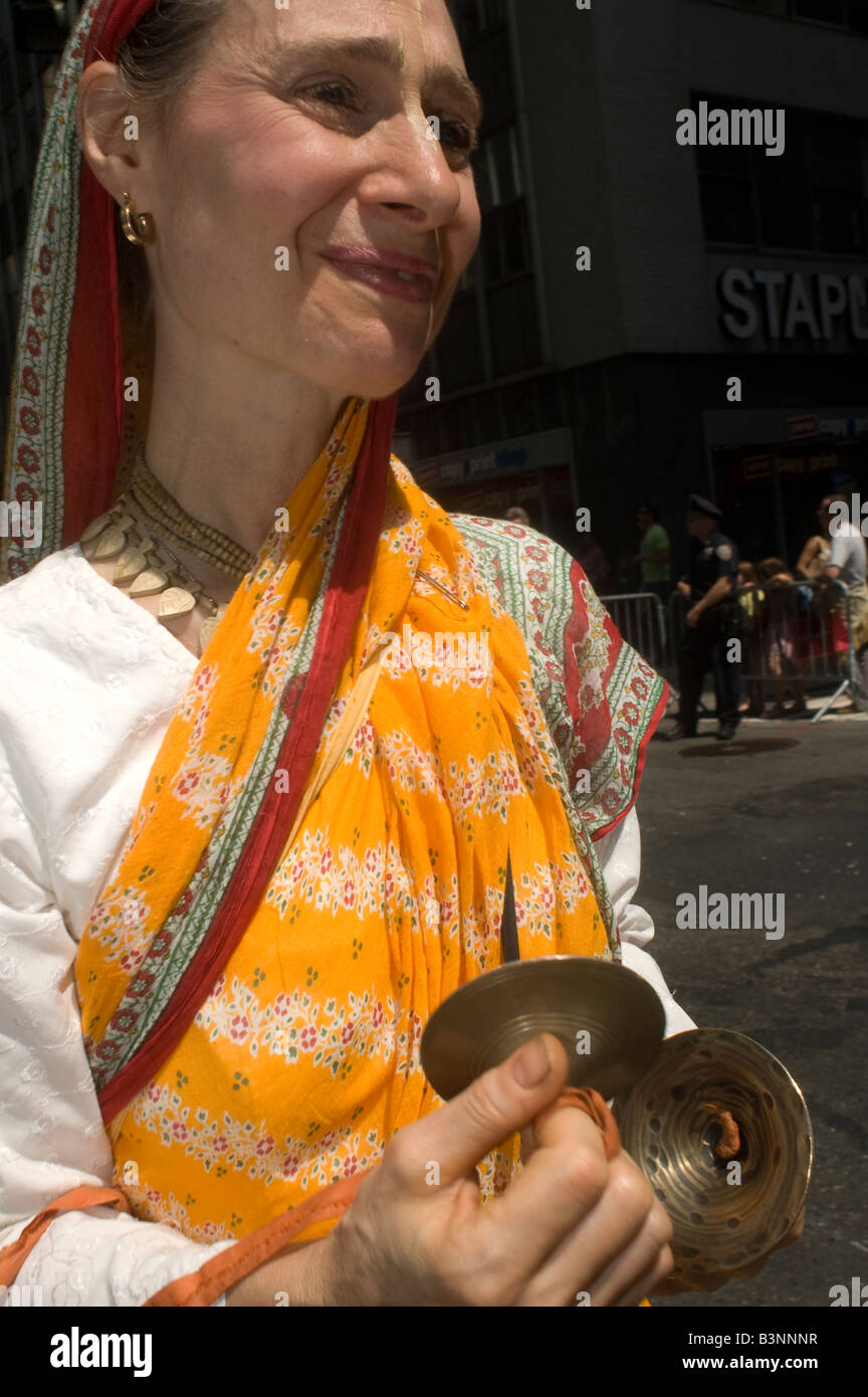 Un membro dell'Hare Krishna gruppo marche nell'indipendenza indiana parata del giorno Foto Stock