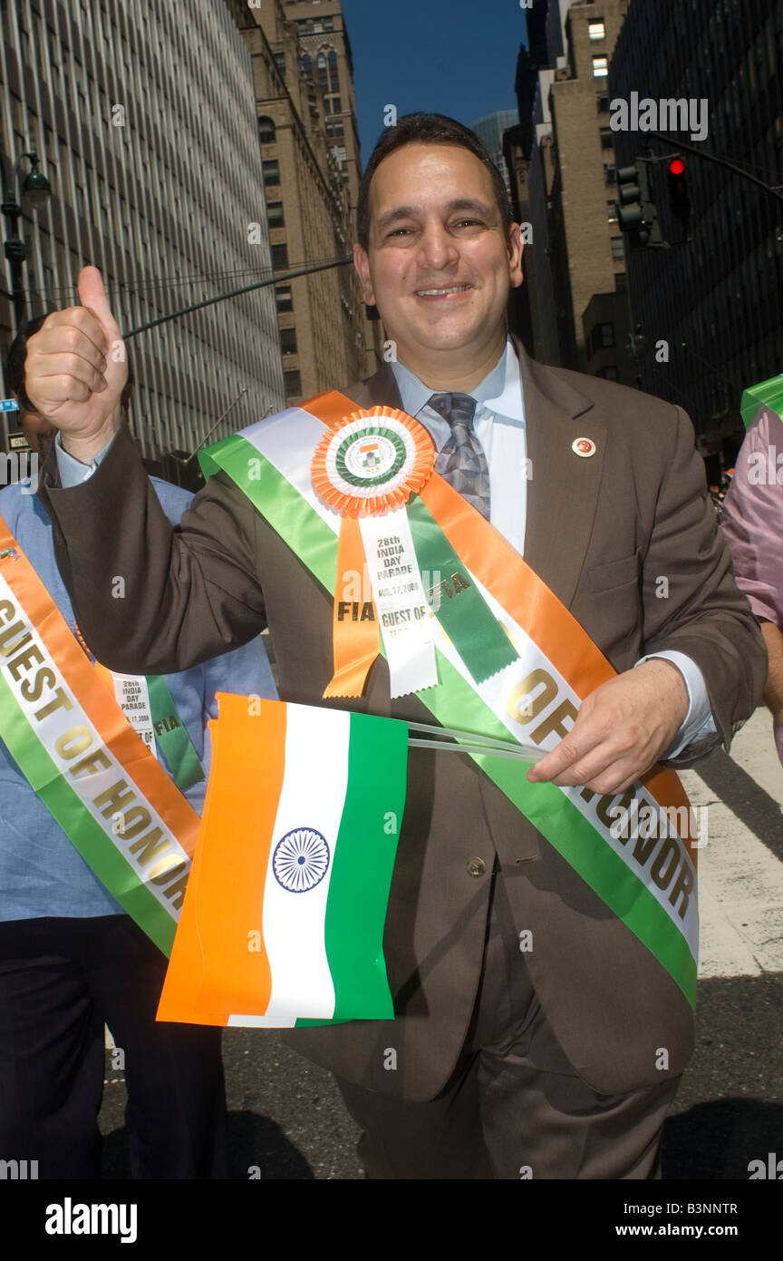 New York City Councilmember Hiram Monserrate marche nell'indipendenza indiana parata del giorno su Madison Ave Foto Stock