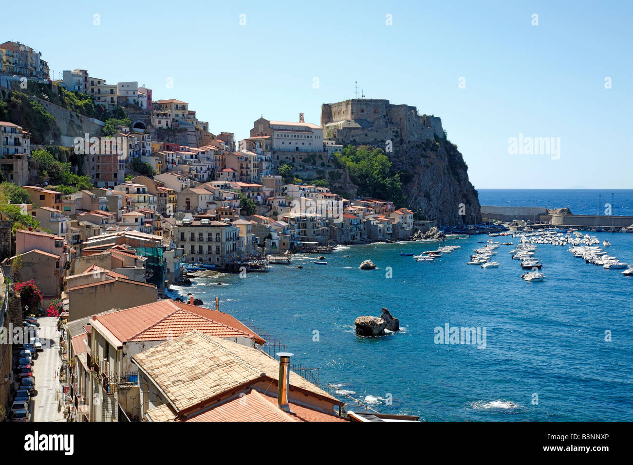 Il Festung Ruffo mit Fischerviertel Chianalea und Bootshafen a Scilla, Kalabrien, Italien Foto Stock