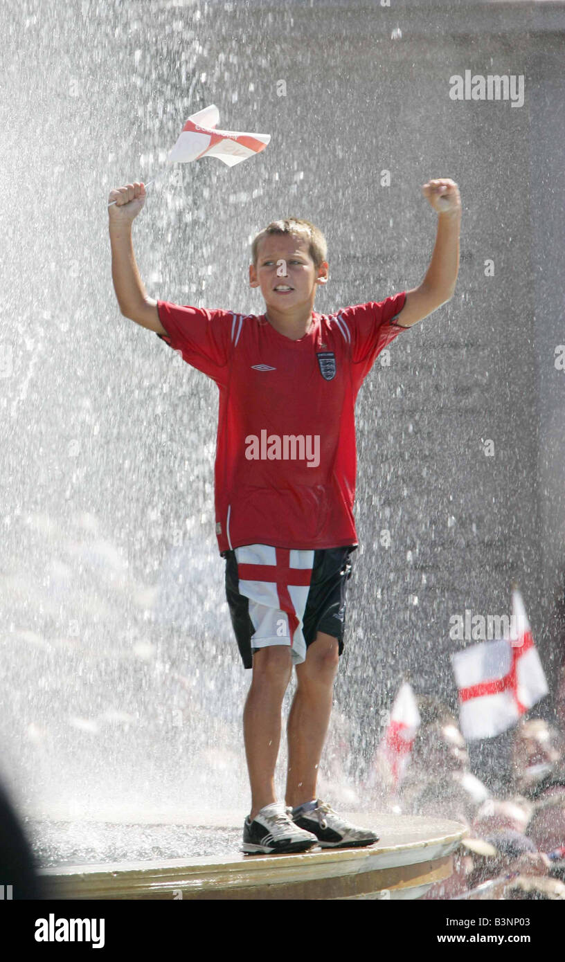 Giovani fan celebra durante le celebrazioni in Inghilterra dopo aver vinto le ceneri provenienti da Australia in Trafalquar Square Londra settembre 2005 il suo pantaloncini sportivi sono la bandiera di San Giorgio Foto Stock