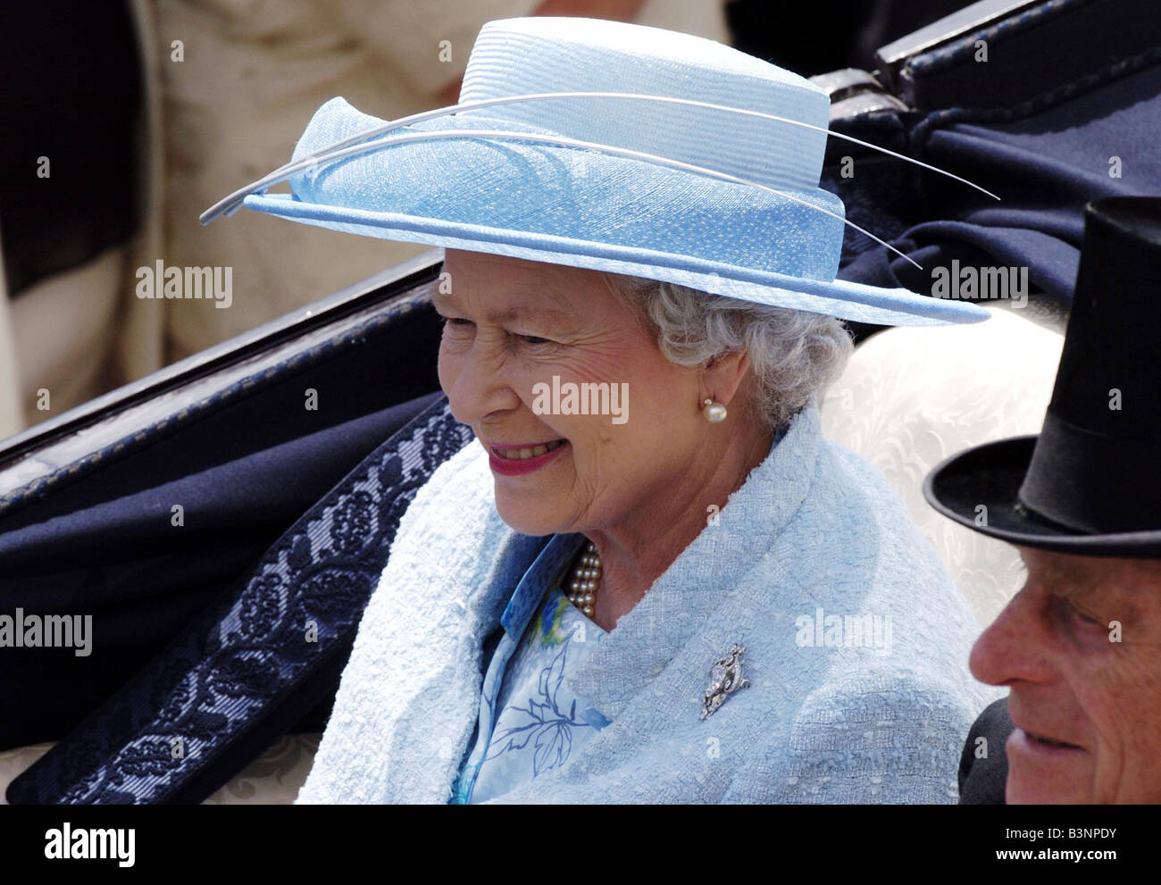 La regina Elisabetta II a Ascot horse racing gare costume blu alta società Giugno 2004 Foto Stock