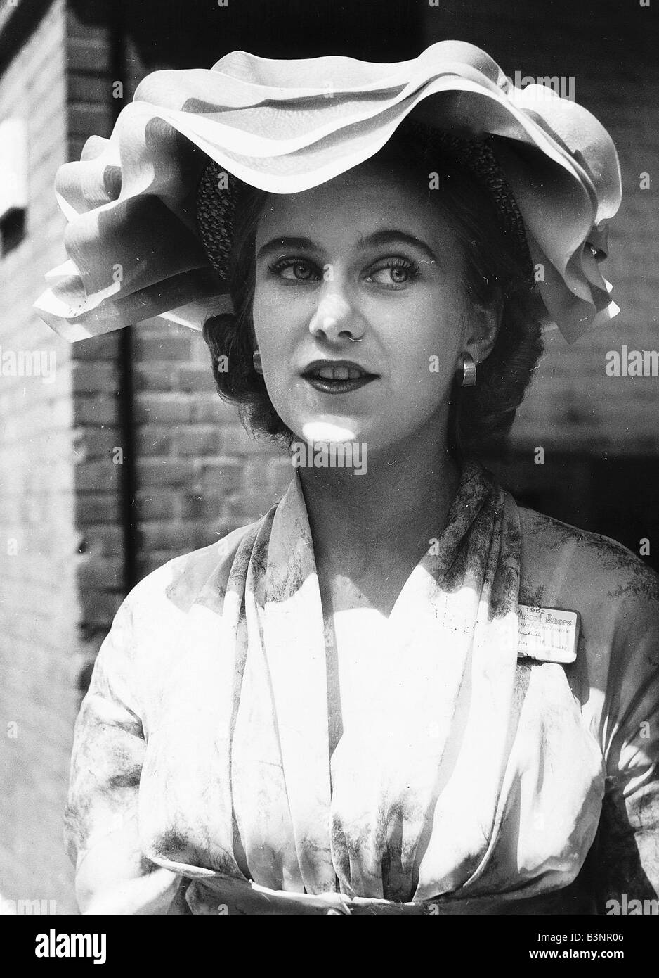 Rosamund Lowry dall'Irlanda al Royal Ascot in giugno 1952 Marguerite hat degli anni Cinquanta la moda Foto Stock