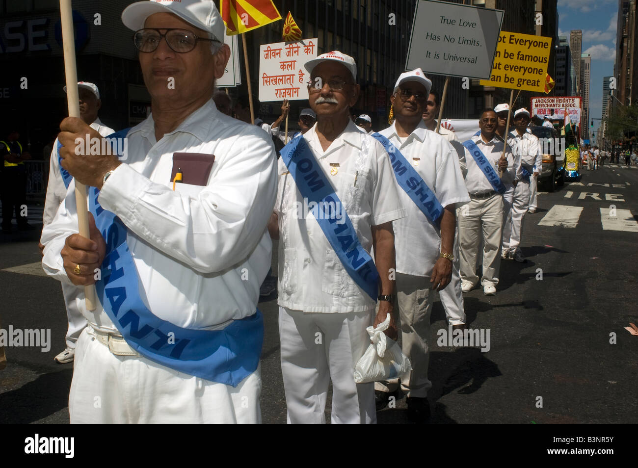 Membri della Brahma Kumaris World Spiritual Organizzazione in Indian Independence Day Parade Foto Stock